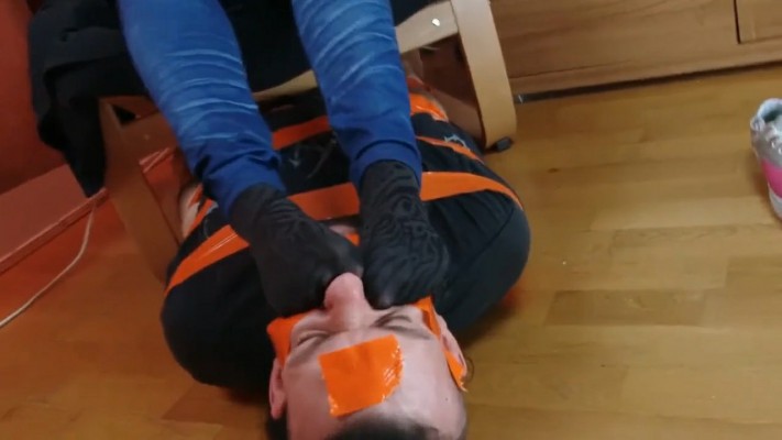 纹身小太妹强迫恋足贱狗当除臭脚垫  JS260202~1BP