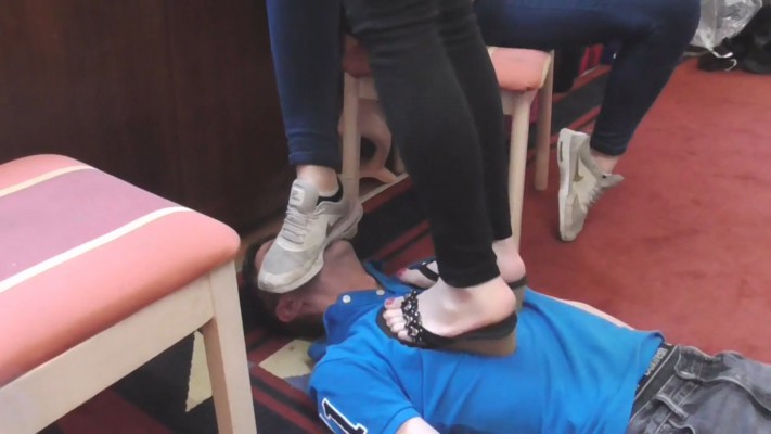 双美女s运动鞋玉足踩脸闻脚耳光踩裆踹脸踩踏  JS260209~3BP