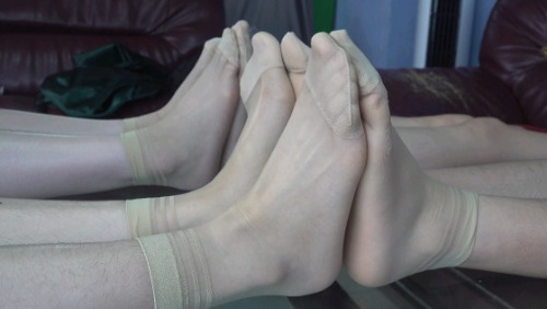 【南国足艺】视觉盛宴，潘婷，小美，小惠和李怡四人肉丝美脚诱惑，脚对脚比脚丫等！