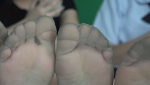 【南国足艺】晓琴，美美和娇娇三人在床上展示灰丝美脚，各种诱人的姿势，性感的丝袜脚