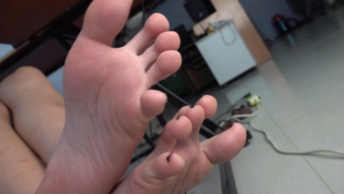 【南国足艺】新模特气质美女小雨办公室女郎，秀高跟美脚，红润修长的脚底[